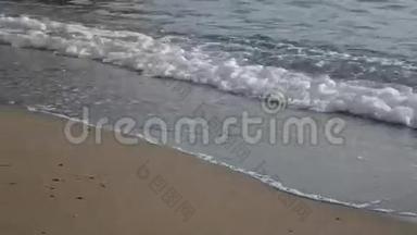 沙滩和海浪，特写.. 砂和水的质地。 Pict